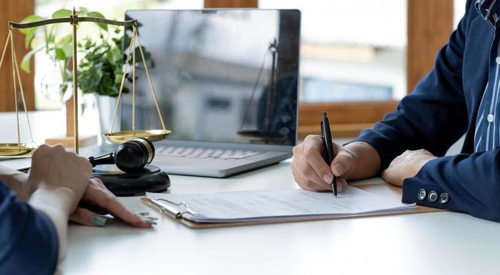 How Many Hours Does a Lawyer Work per Day